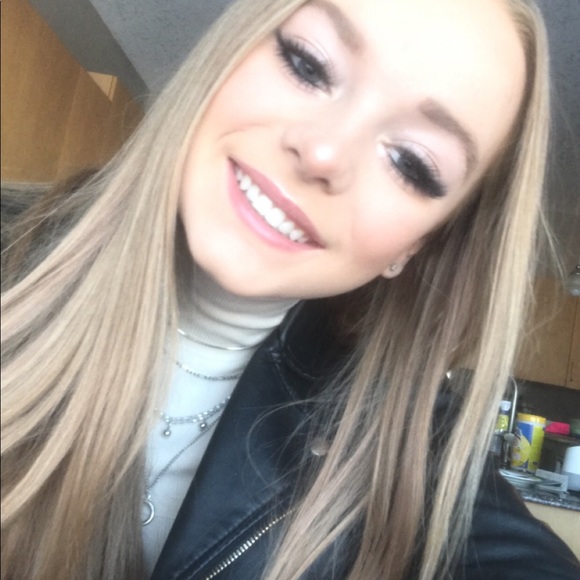 Meet your Posher, Mckayla - Picture 1 of 2